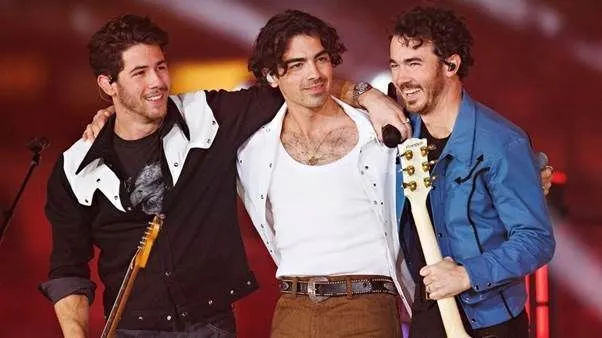 Jonas Brothers Celebram 20 Anos com Novo Álbum e Disparam em Streams no Brasil