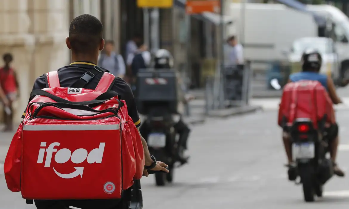 iFood e Mottu Unem Forças para Oferecer Descontos em Aluguel de Motos a Entregadores, Mas Iniciativa Levanta Debates Sobre Vínculo Trabalhista