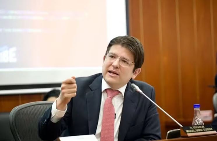 Colômbia em Luto: Pré-candidato à Presidência, Miguel Uribe, Morre Após Atentado