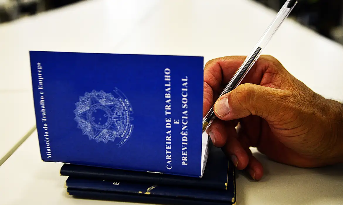 Emprego Formal no Brasil Alcança Novo Recorde: 39,1 Milhões de Trabalhadores com Carteira Assinada, Aponta IBGE