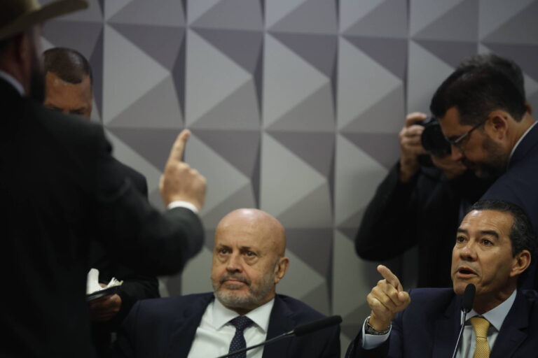 CPI do INSS enfrenta críticas por foco em politicagem