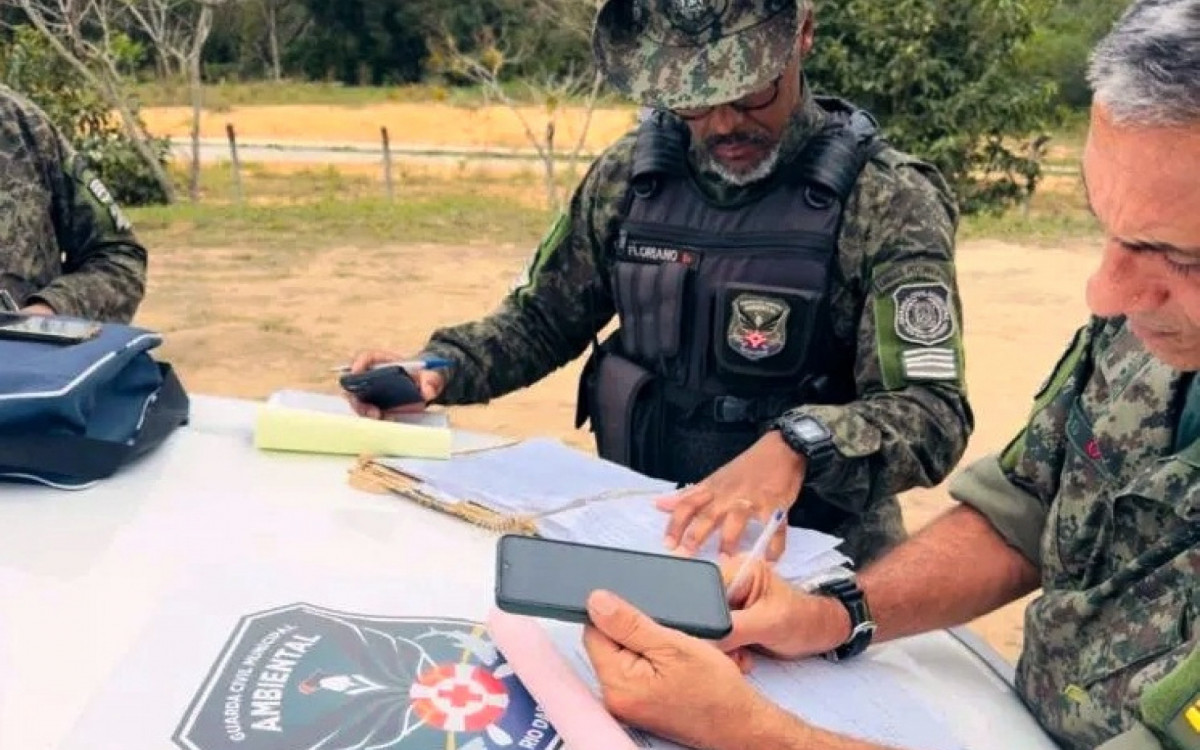 Flagrante em Rio das Ostras: Caminhão despeja esgoto irregularmente e revolta moradores