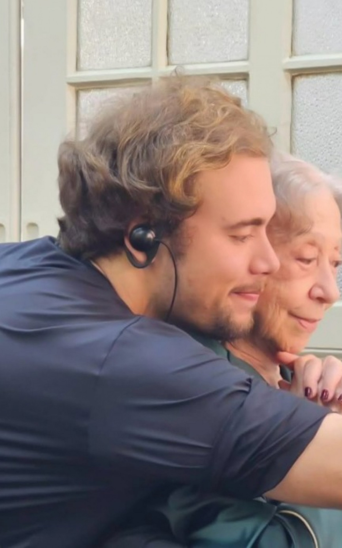 Fernanda Montenegro se declara ao neto nos bastidores de ‘Emergência 53’ e faz pedido especial