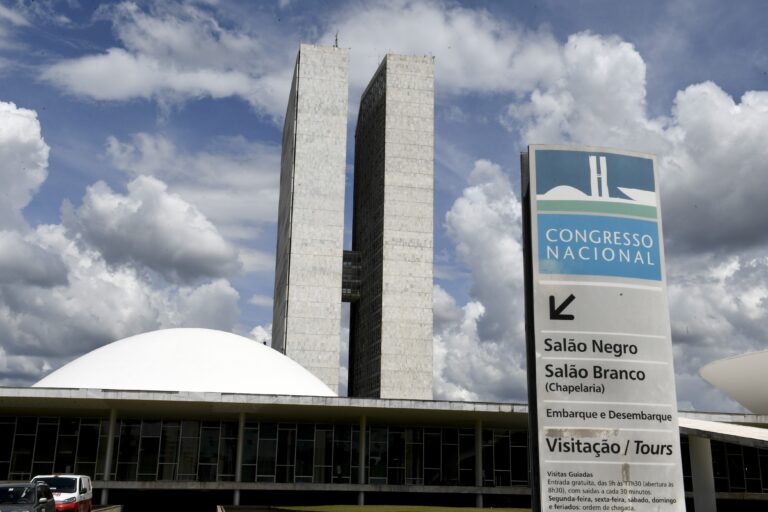 Câmara pode votar PEC da blindagem nesta terça-feira