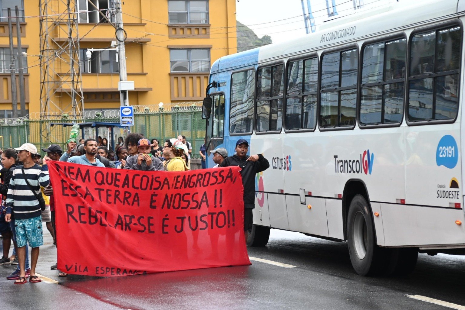 Famílias da Ocupação Vila Esperança Protestam Contra Despejo em Vitória