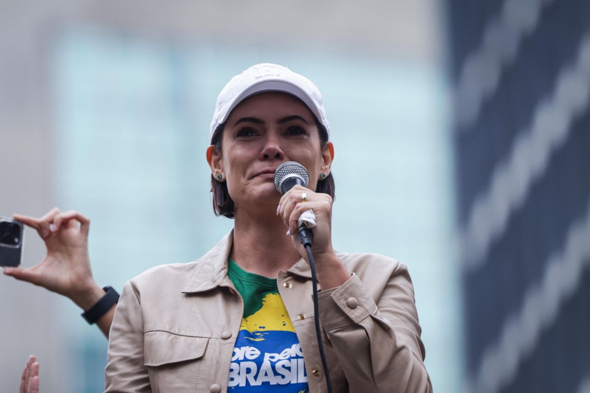 Michelle Bolsonaro ao lado do marido durante julgamento
