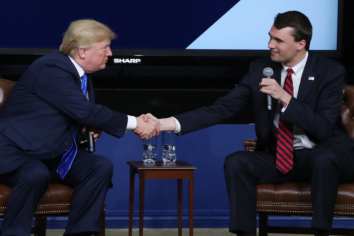 Donald Trump homenageia ativista assassinado com medalha