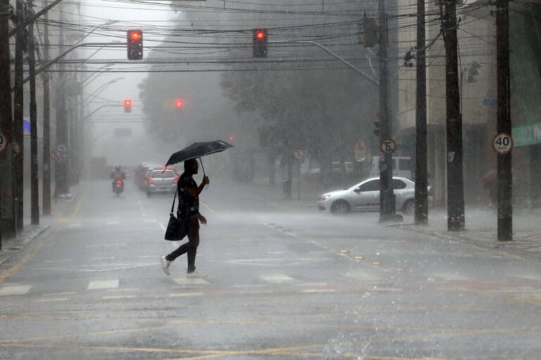 Alerta de tempestade atinge 106 cidades no Paraná