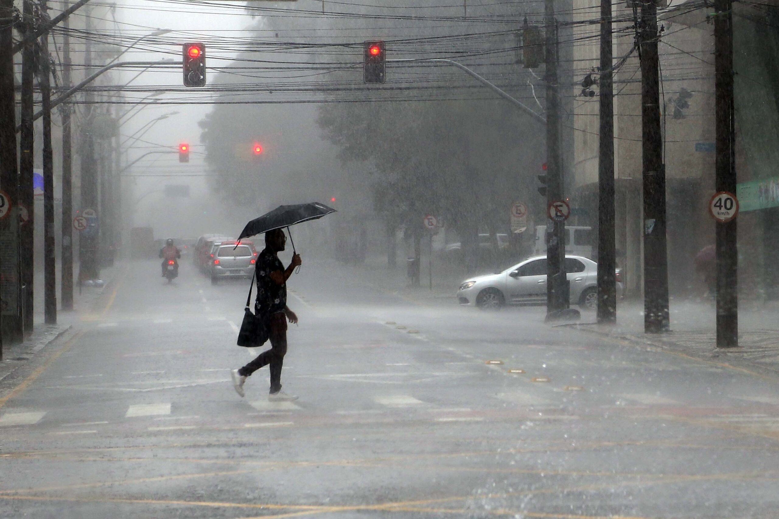 Alerta de tempestade atinge 106 cidades no Paraná