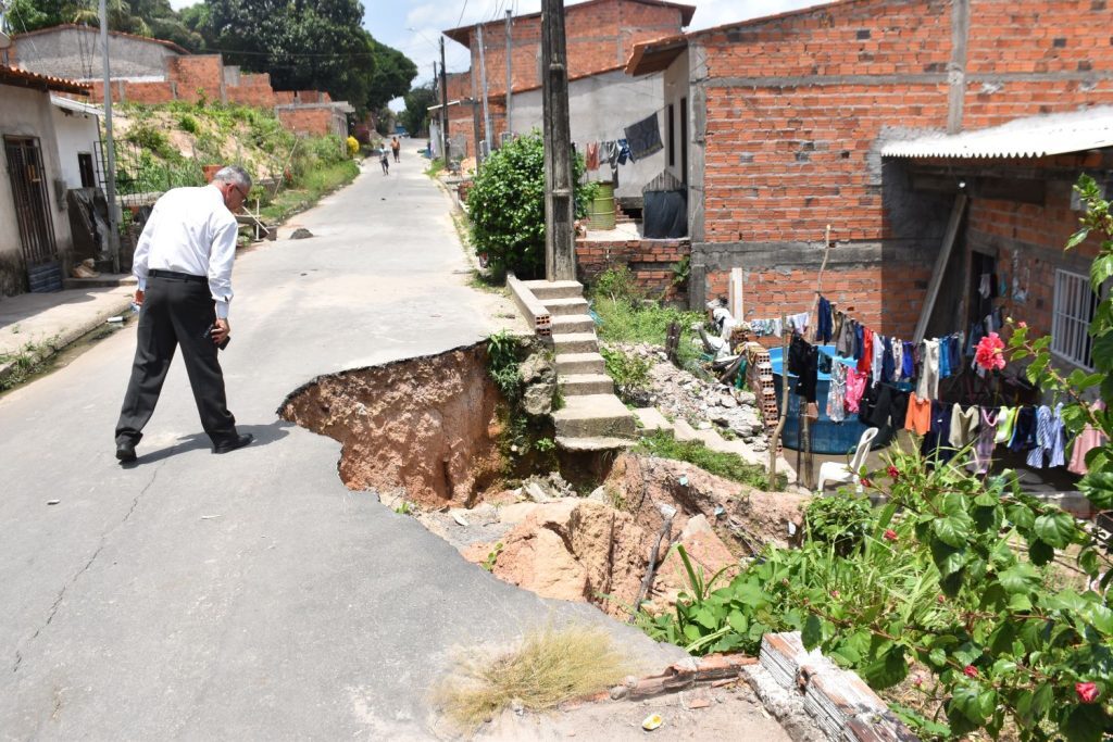Moradores do Alto da Esperança temem desabamento: Cratera gigante coloca rua em risco e MPMA cobra providências