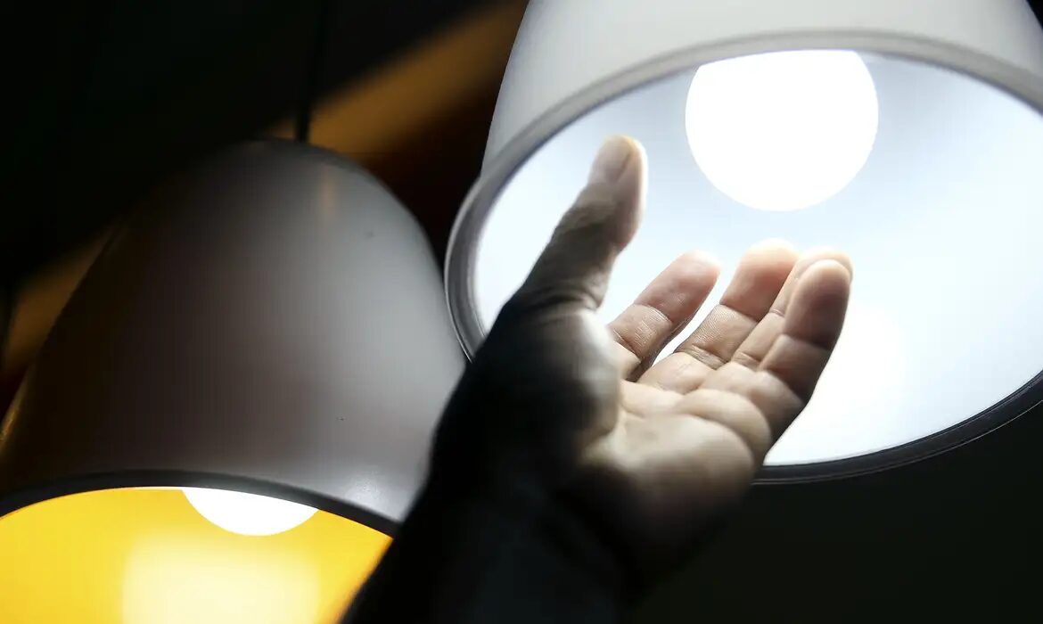Prepare o Bolso: Conta de Luz Terá Aumento em Outubro com Bandeira Vermelha