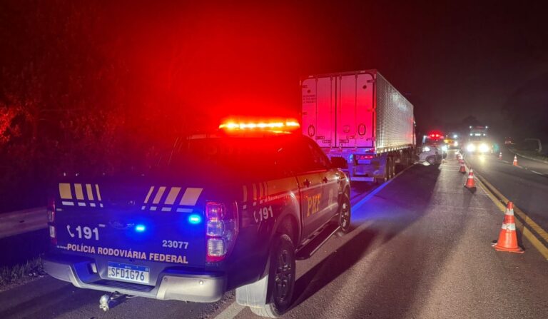 Acidente fatal na BR-476 deixa motorista de Corsa morto
