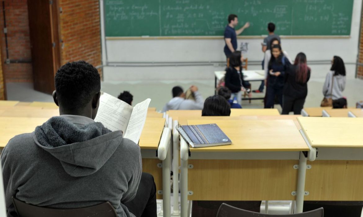 MEC e Capes abrem 7,8 mil vagas gratuitas para mestrado e doutorado de professores da rede pública