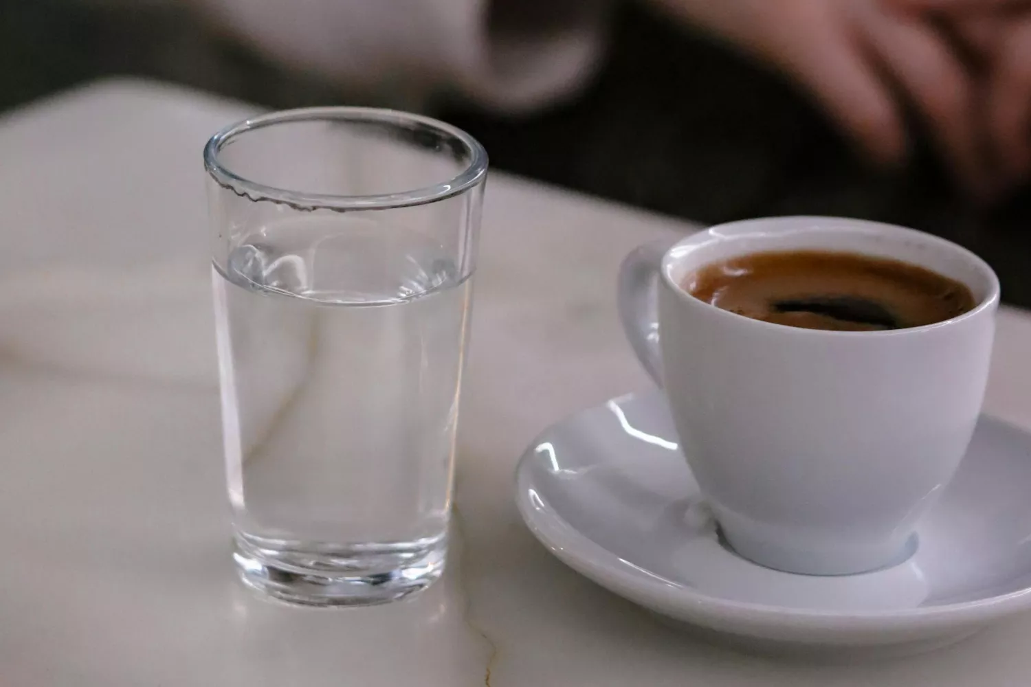 Acidez Matinal Sob Controle: Um Copo D’Água Pode Ser a Solução Para Amantes do Café