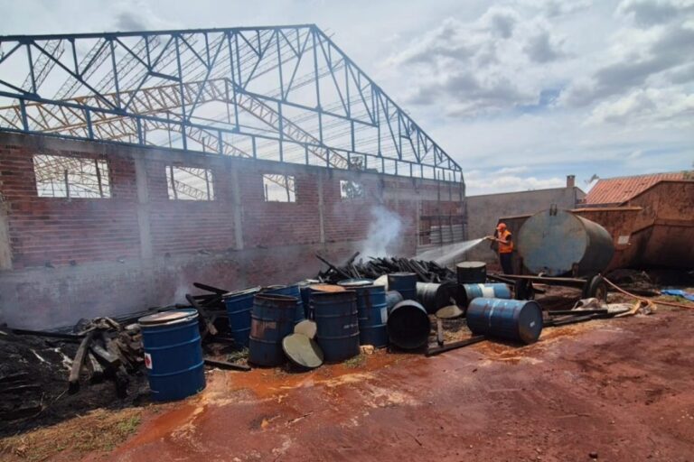 Incêndio em depósito em Igaraçu do Tietê após faíscas de solda