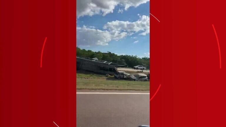 Carreta tomba e espalha carros na BR-364 em MT