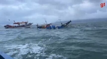 Barco à deriva resgatado por pescadores em Cananéia
