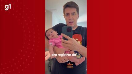 Pai finge que bebê toca violão e vídeo viraliza