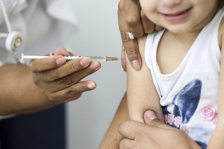 Ministério da Saúde realiza dia de multivacinação para crianças e adolescentes
