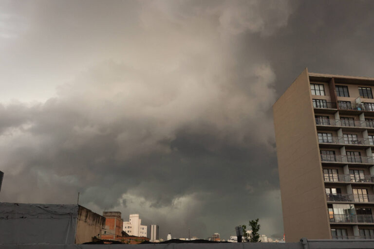 Alerta laranja para tempestade e ventos fortes em São Paulo