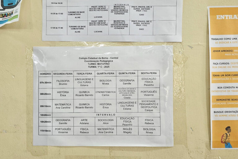 Estudantes enfrentam déficit no ensino médio em estados brasileiros