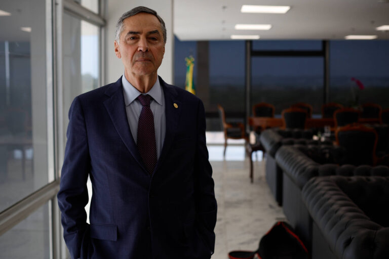 Barroso vota a favor de aborto e causa desconforto no STF