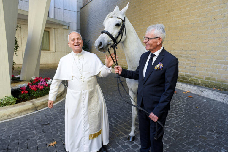 Papa recebe cavalo de presente e caminha ao lado do animal