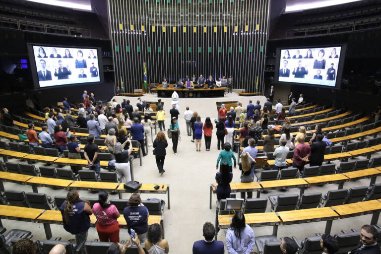 Câmara aprova aumento de pena para pedófilos e regras para influenciadores mirins