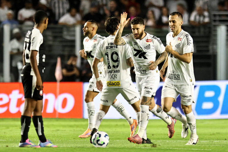 Santos vence o Corinthians e respira em luta contra o rebaixamento