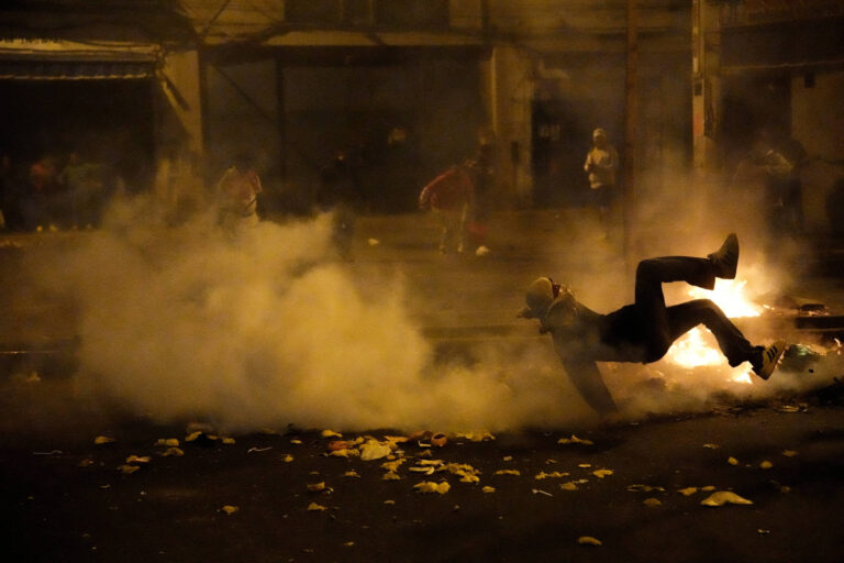 Um morto e mais de 100 feridos em protesto contra governo do Peru