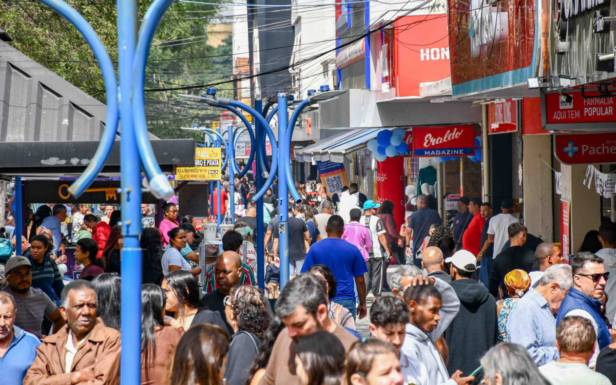 Campos Elíseos se transforma em parque de diversões e centro de compras neste sábado em Resende