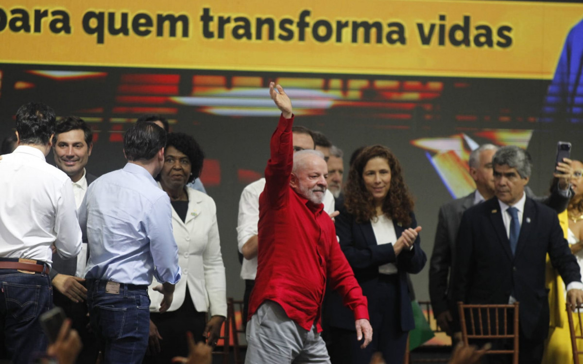 Lula Lança Pacote de Benefícios para Professores e Emite Carteira Nacional Docente em Celebração no Rio