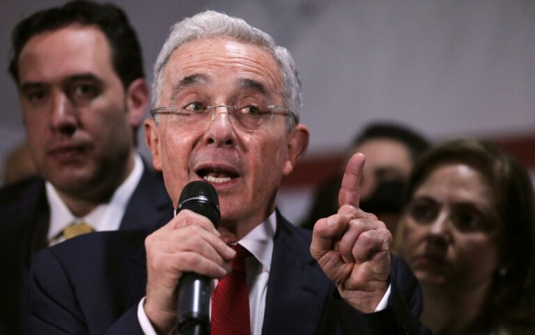 Álvaro Uribe é absolvido pela Justiça da Colômbia