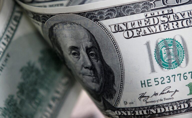 Dólar inicia a semana de olho nas projeções do Boletim Focus