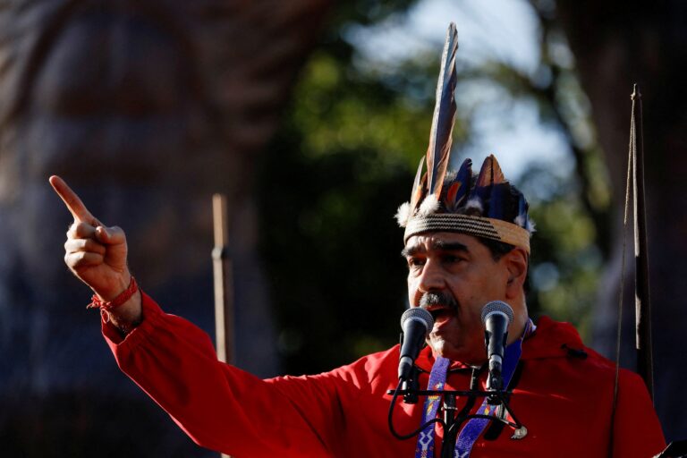 Maduro acusa EUA de inventar guerra após envio do porta-aviões