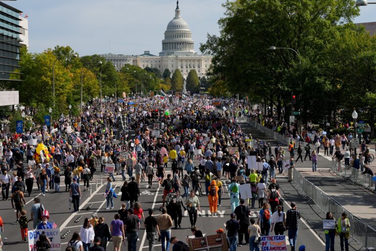 Protestos contra Trump levam clima de festa de rua a cidades dos EUA