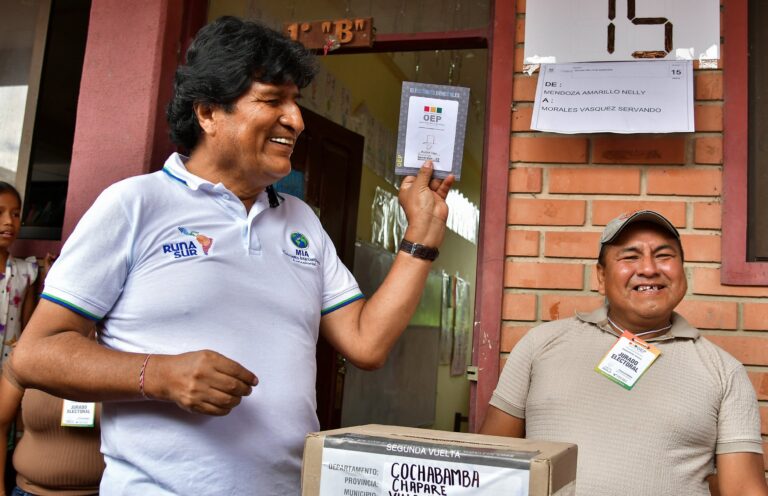 Evo Morales vota no 2º turno da Bolívia mesmo com mandado de prisão contra ele