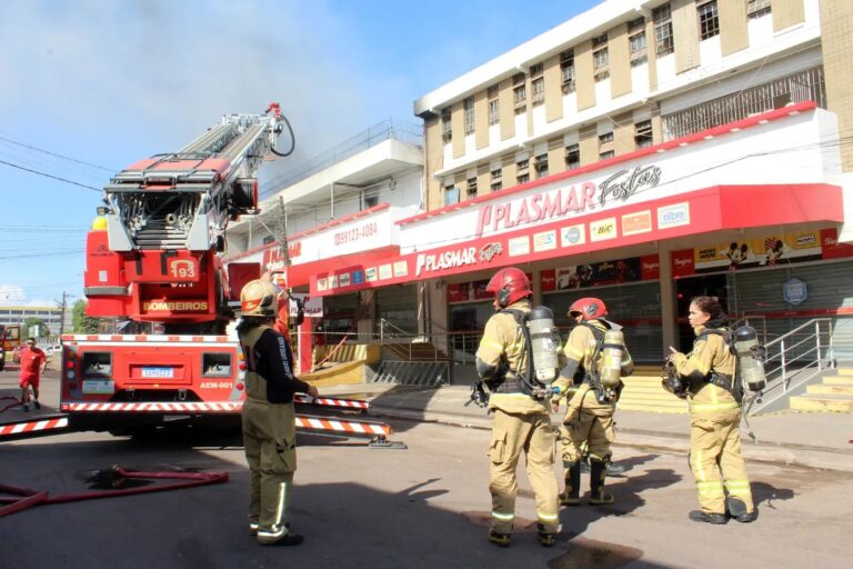 Bombeiros apuram causa de incêndio em loja de Santana, no Amapá