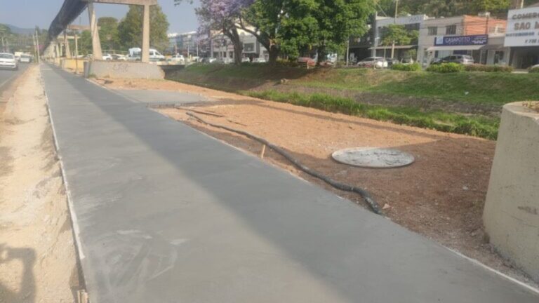 Revitalização da Avenida João Pinheiro avança com novas calçadas e acessibilidade