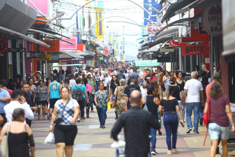 Comércio deve abrir 3 mil vagas temporárias de trabalho para o Natal no Vale
