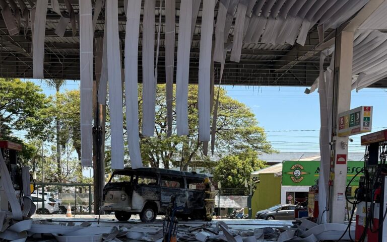 Kombi pega fogo em posto de combustíveis em Alfenas, MG