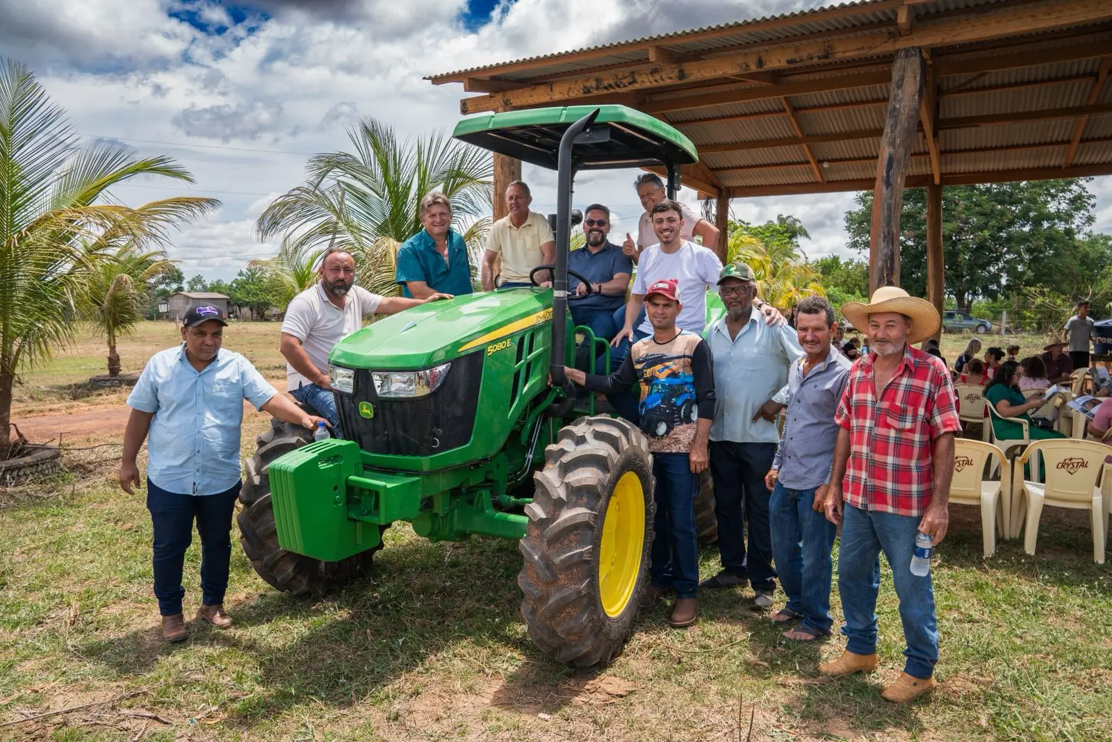 Acrelândia Impulsionada: Produtores de Leite Recebem Trator Viabilizado por Emenda Parlamentar