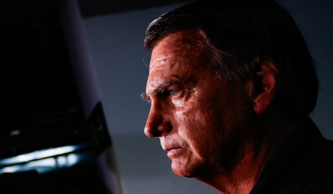 Bolsonaro: Crise de Soluços Persiste e Moraes Autoriza Atendimento Médico Domiciliar