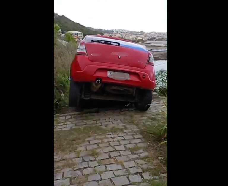 Carro fica pendurado em um dos principais pontos turísticos de Arraial do Cabo