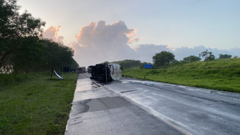 Trecho da BR-324 é interditado após caminhão-tanque derramar combustível