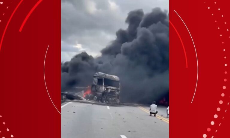 Acidente com cinco veículos resulta em uma morte na BR-116