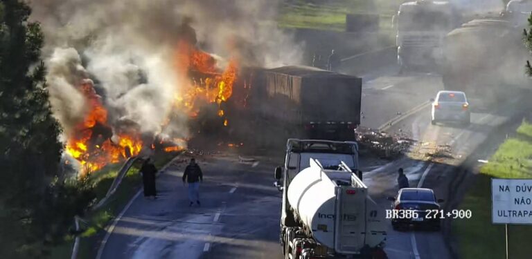 Acidente entre caminhões causa incêndio e bloqueia trânsito na BR-386