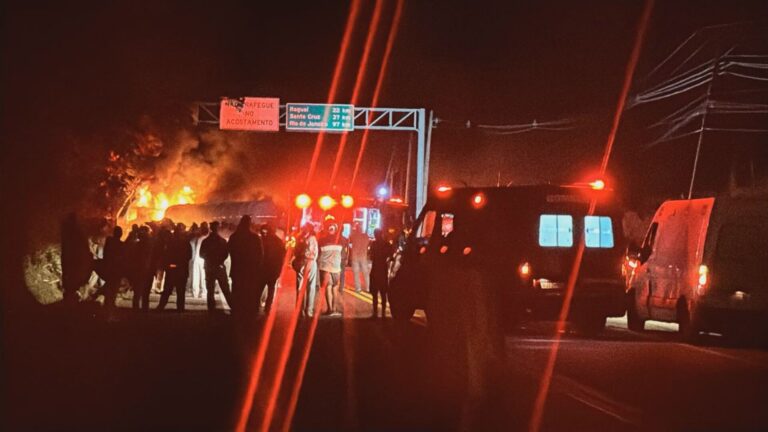 Colisão entre carro e caminhão-tanque causa morte e interdita a Rio-Santos