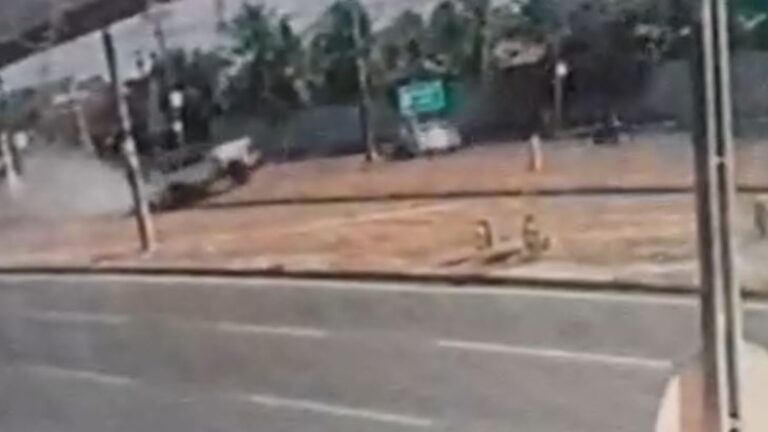 Acidente em Fortaleza envolve carro e moto; motorista perde controle