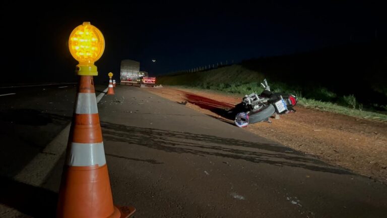 Motociclista morre após colisão com caminhão na SP-255